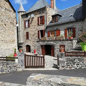 https://gite-3-clefs-peyrusse-cantal.hotels-rhonealpes.com